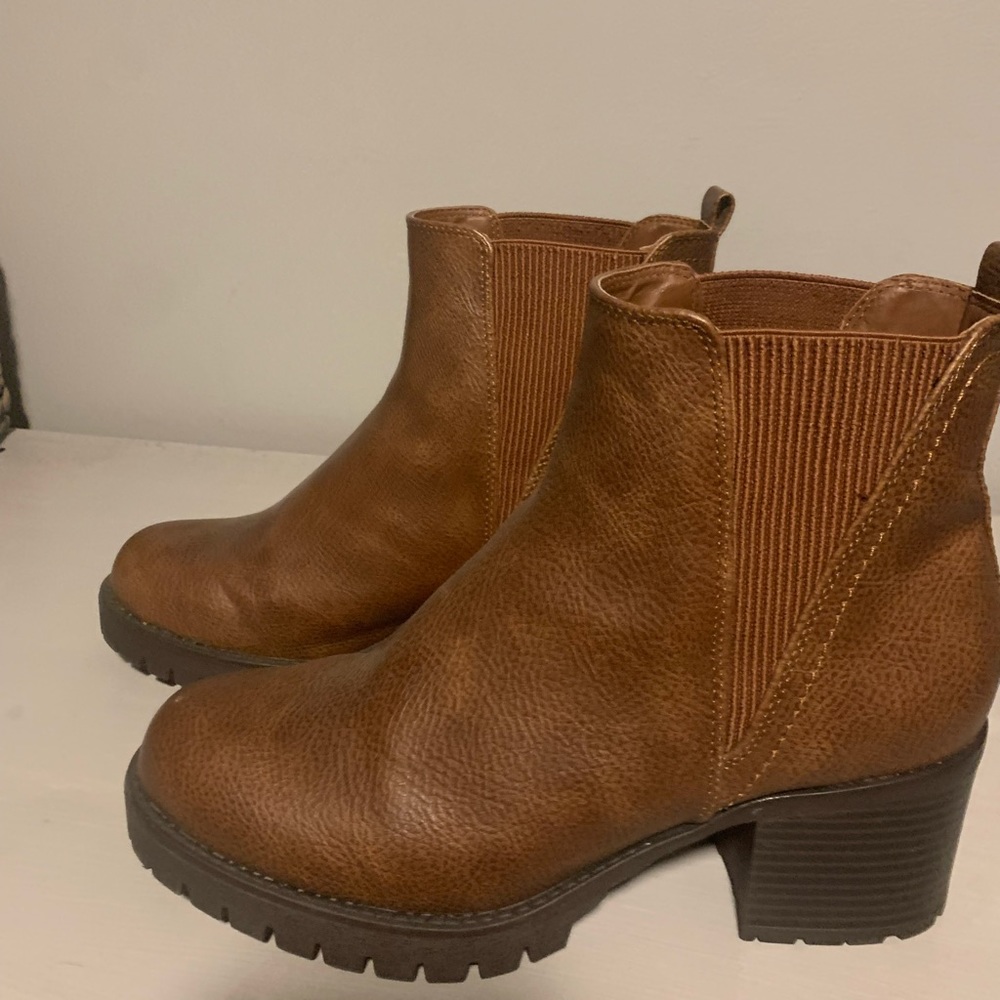 Brown Mia boot.